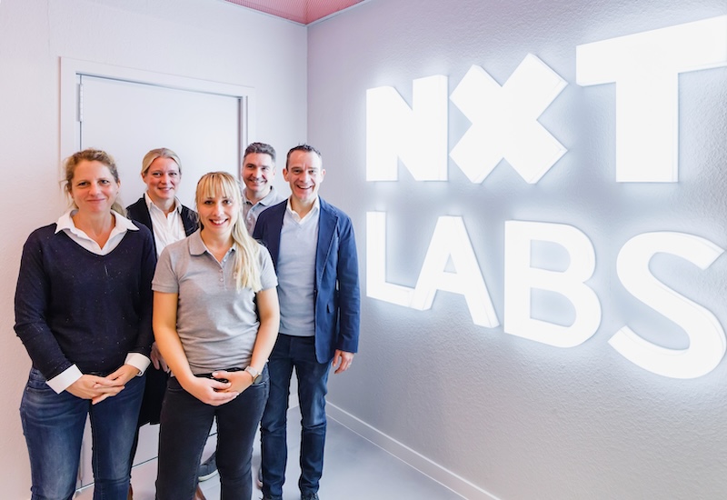 Katharina Knötel, der Vorsitzende der Geschäftsführung John Galvin und weitere Mitglieder des Executive Teams von CCEP DE im Innovationslabor NXT Lab