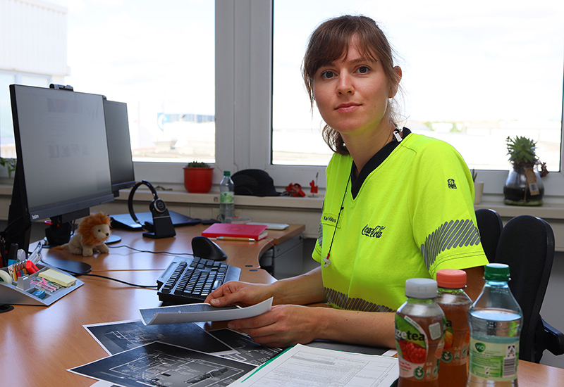 Local Environment Managerin Karolin Tröbs bei der Arbeit im Büro