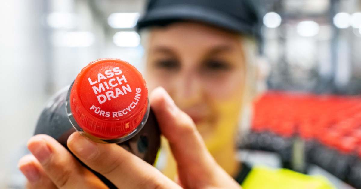 Tethered Caps: So kommen die neuen Lass-mich-dran-Deckel bei Coca-Cola auf  die Flasche