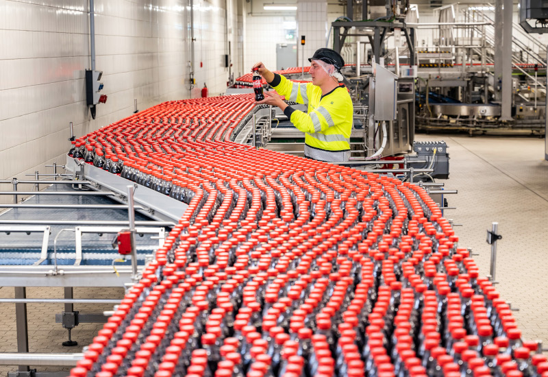 Produktionsband mit bis zu 40.000 Flaschen pro Stunde bei Coca-Cola