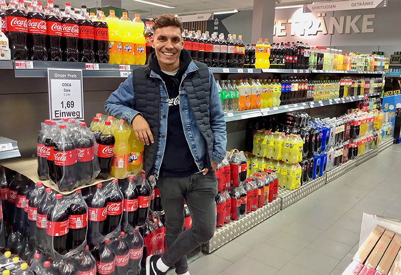 Coca-Cola Trainee Luis Schmitz ist unterwegs als Verkaufsberater