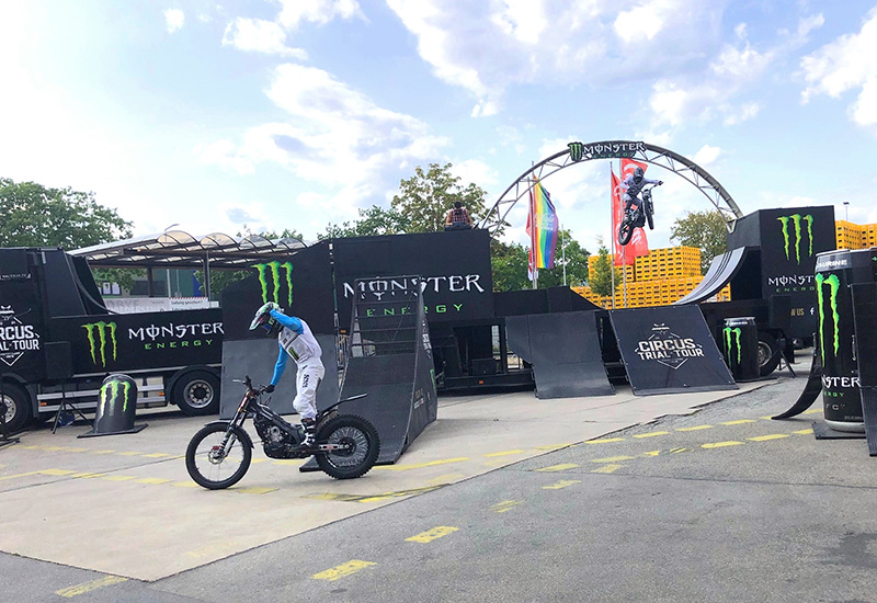 Monster Motocross-Show am Tag der offenen Tür bei Coca-Cola 