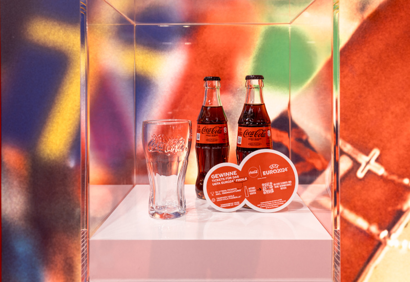 Kleine Coca-Cola Glasflaschen mit Code für die Coca-Cola App