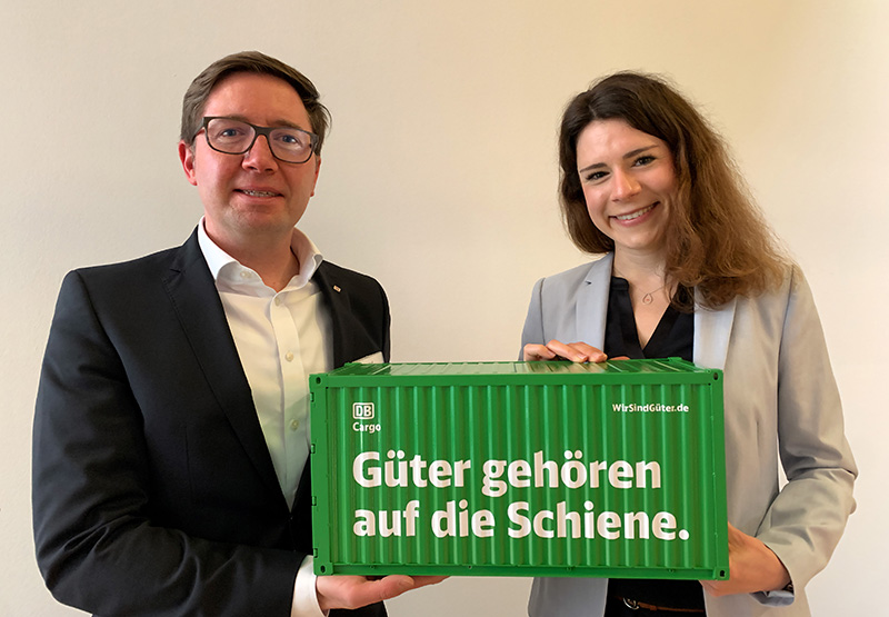 Kai Maaß von DB Cargo und Judith Wachten von Coca-Cola