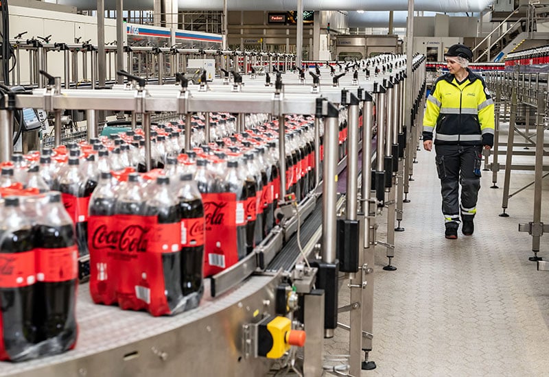 Getränkeabfüllung in 1,25-Liter-PET-Flaschen im Werk von Coca-Cola Karlsruhe