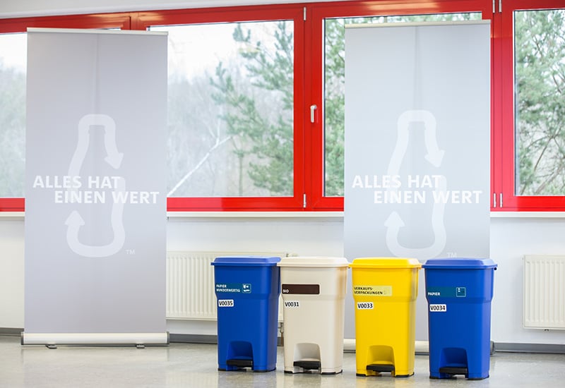 Abbildung der Mülltrennung von Produktionsabfällen beim Coca-Cola Standort Baden-Württemberg