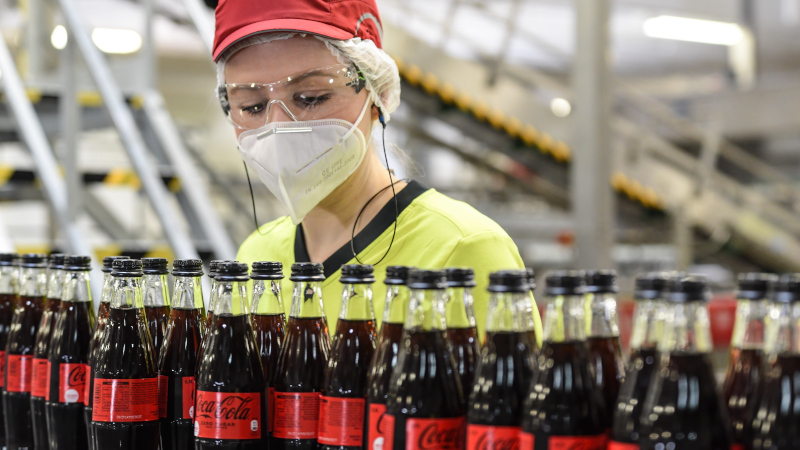Produktion der neuen Coca-Cola Glasflaschen in Knetzgau