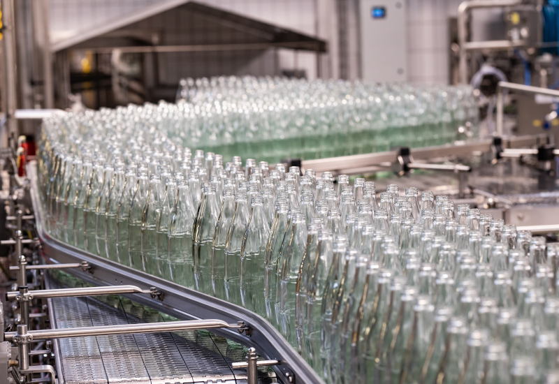 Leere Coca-Cola Glasflaschen in der Mehrwegproduktion 