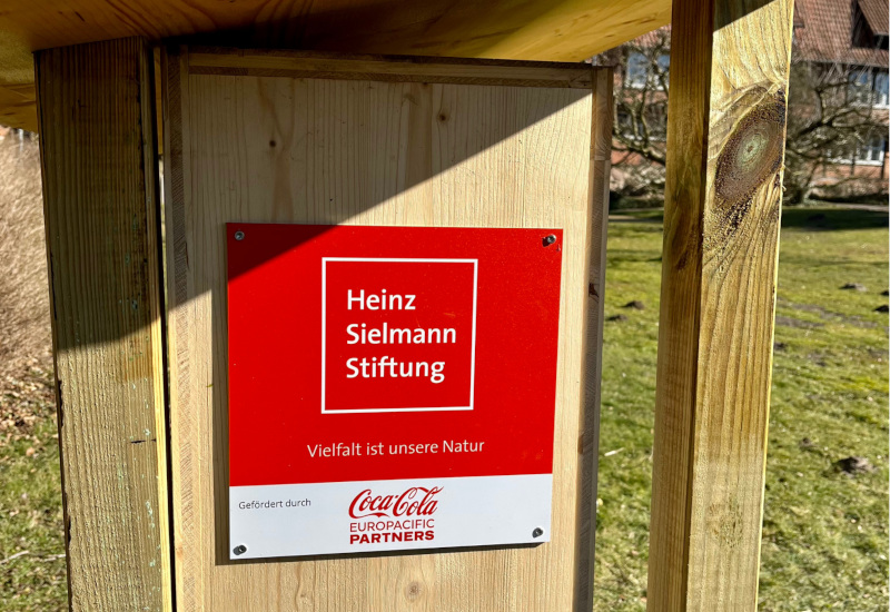 Coca-Cola Schild auf einem Insektenhotel