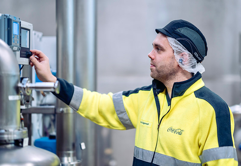 Local Environment Manager Jens Hagemann kontrolliert den Wärmeverbrauch in der Wasseraufbereitung im Coca-Cola Werk in Mönchengladbach
