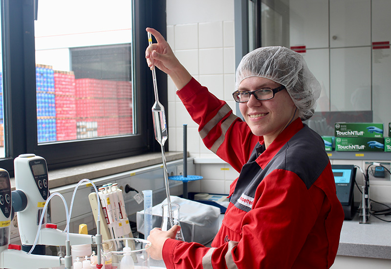 Dorothea im Jahr 2018 während ihrer Coca-Cola Ausbildung zur Fachkraft für Lebensmitteltechnik im Labor 