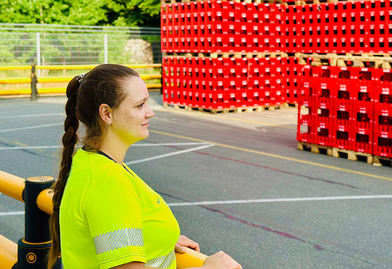 Trainee Supply Chain bei Coca-Cola: Elisabeth Alberti wirft einen Blick auf die Coke Kisten in Mölln