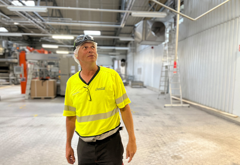 Ralf Bockelmann bei der Besichtigung der Halle für die neue Mehrweg-Produktionslinie