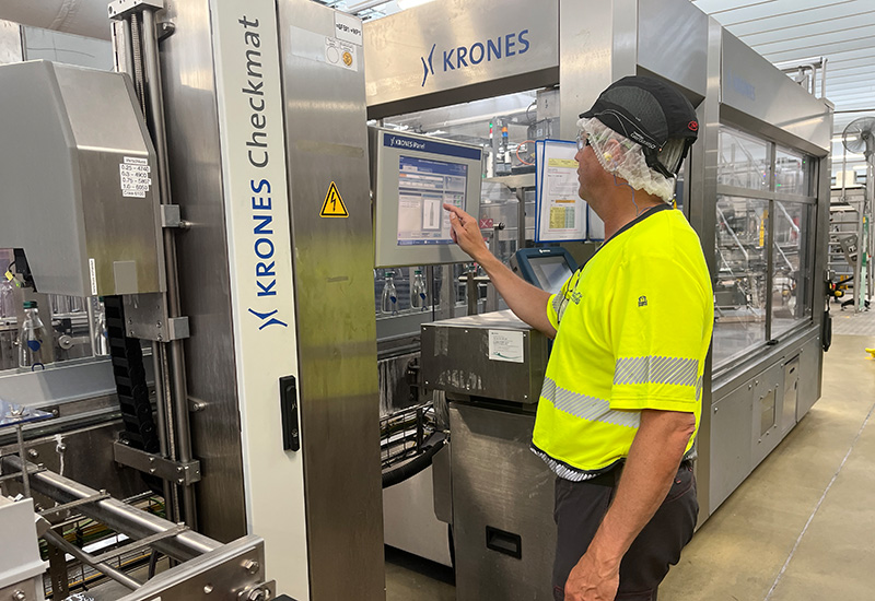 Bei Coca-Cola in Lüneburg arbeiten: Ralf Bockelmann bei der Instandhaltung einer Maschine