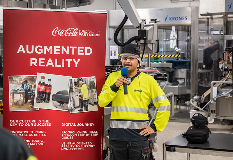 Azubi Giri Raj Banjade präsentiert sein Projekt in der Coca-Cola Produktion
