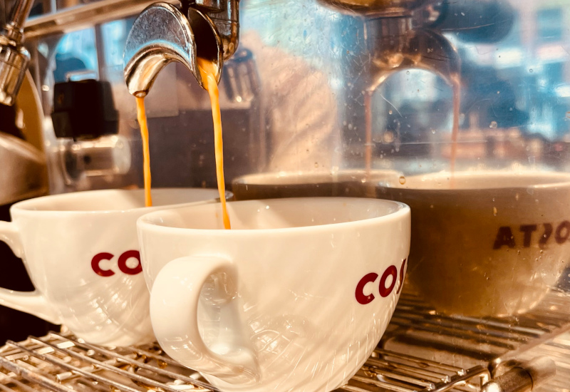 Costa Coffee fließt in Costa-Kaffeetassen