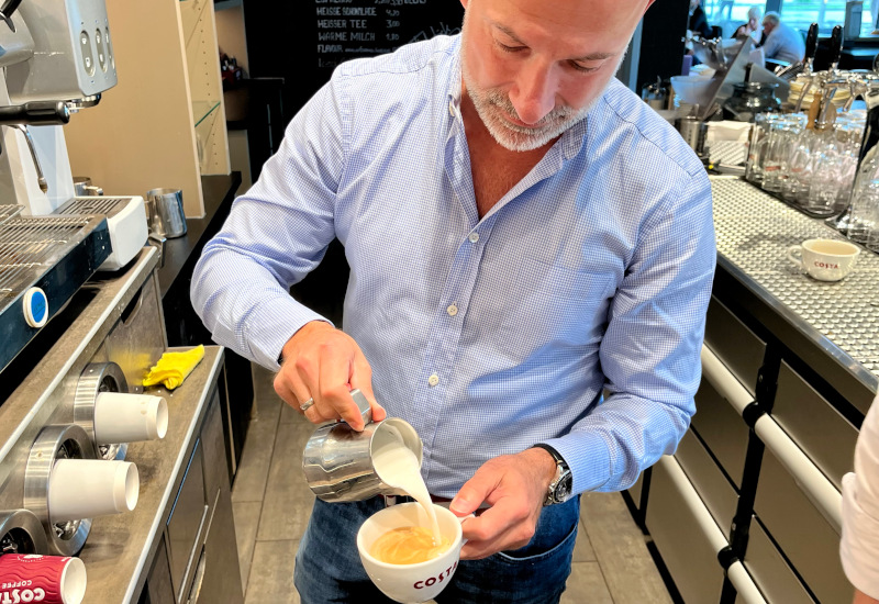  Julio Sabani bereitet Kaffeespezialität vor