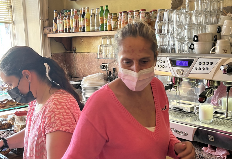 Fatima Amorim steht hinter dem Tresen des Café MIP in Hamburg und nimmt die Bestellung eines Kunden entgegen.